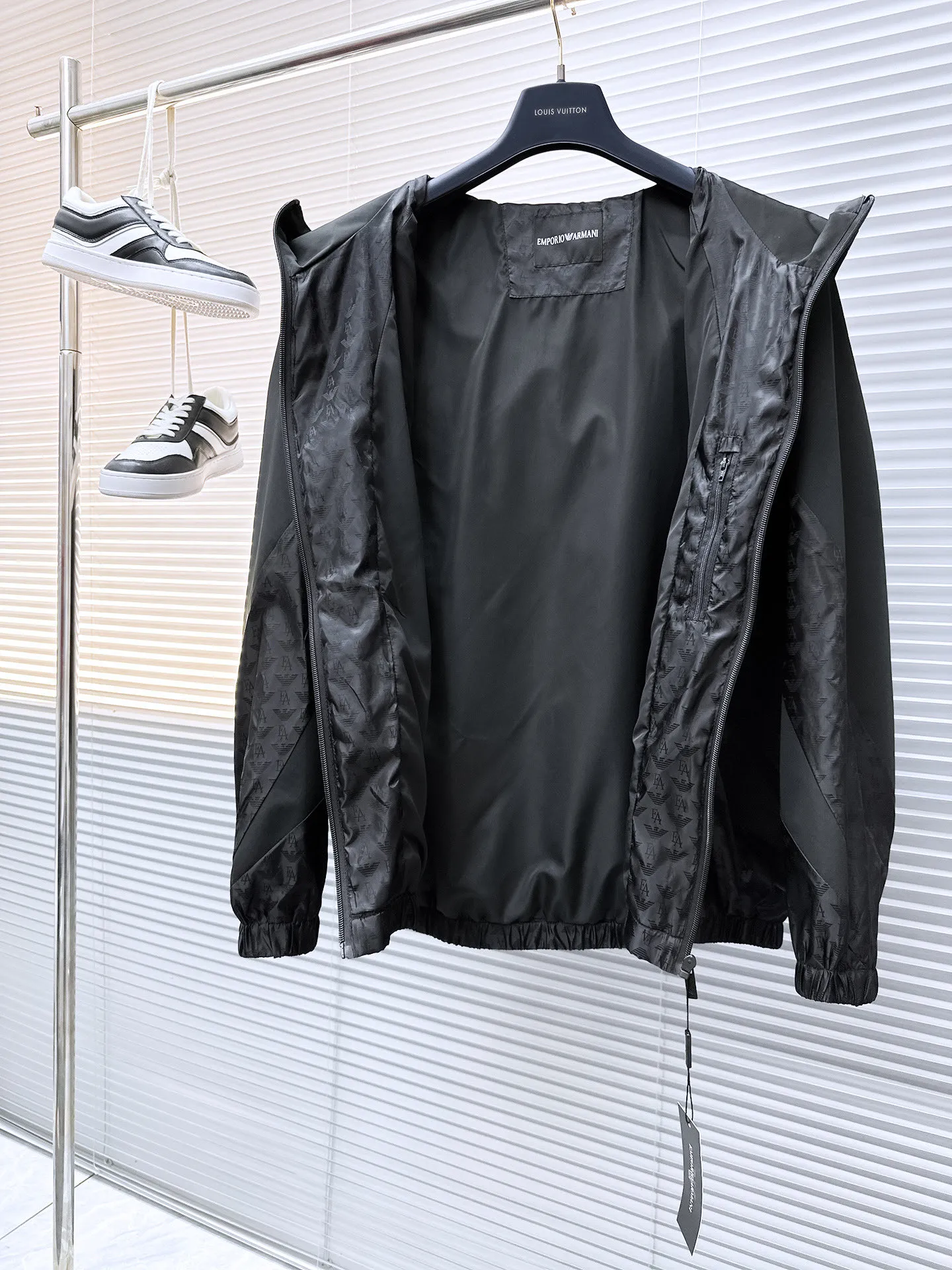 Armani official website Same Style, complete with three labels, on sale in advance. 2026 Autumn and Winter New Arrival men's jacket, Original with complete three labels, Premium version. Custom-made fabrics at the counter. Breathable, high comfort, impeccable details, brand element design concept, reflecting high quality. It feels delicate and soft, presents a casual cut, and has a great upper body shape. Sizes: M～3XL